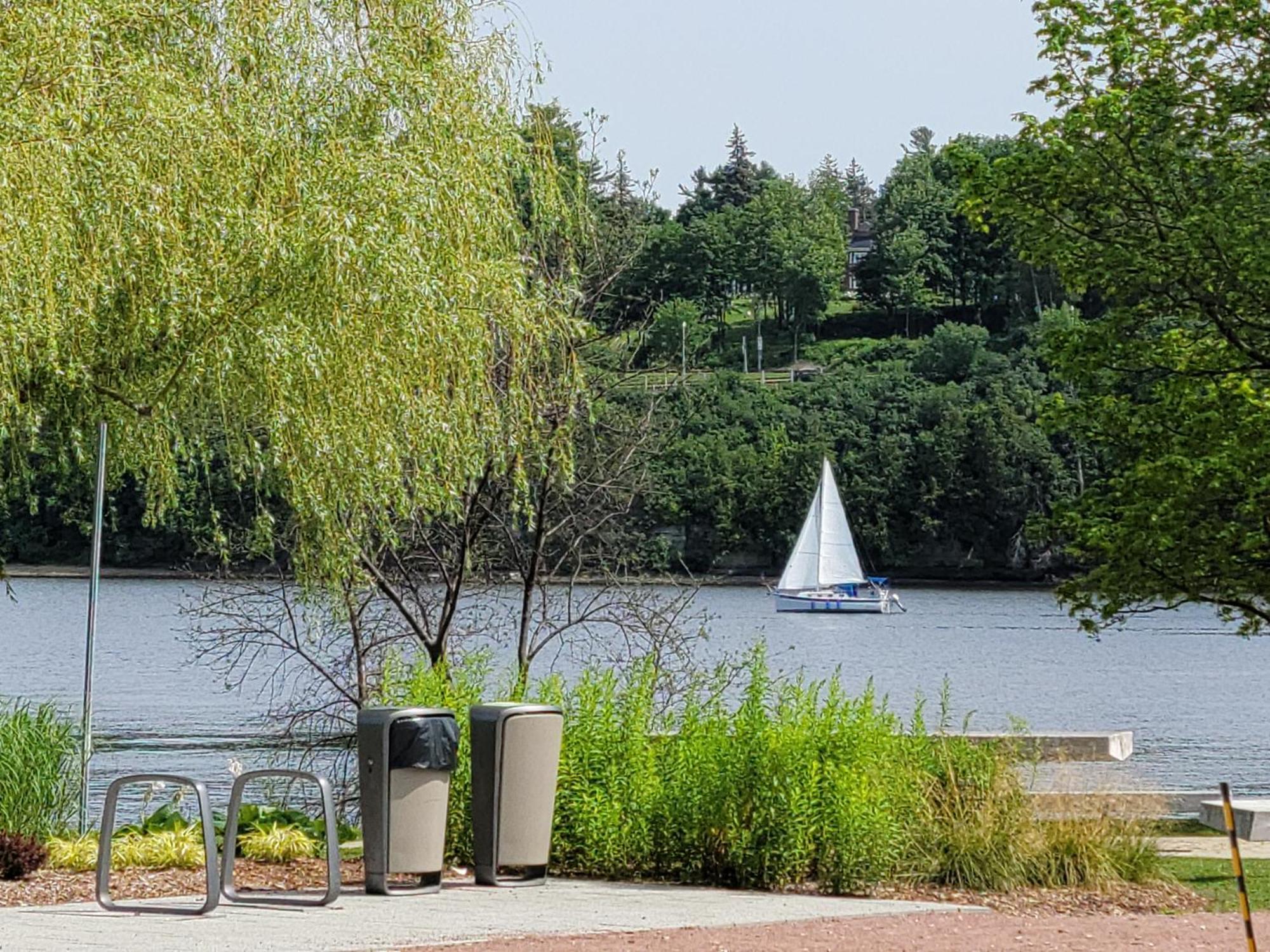 Kokomo Inn Bed And Breakfast Ottawa-Gatineau'S Only Tropical Riverfront B&B On The National Capital Cycling Pathway Route Verte #1 - For Adults Only - Chambre D'Hotes Tropical Aux Berges Des Outaouais Bnb #17542O Dış mekan fotoğraf
