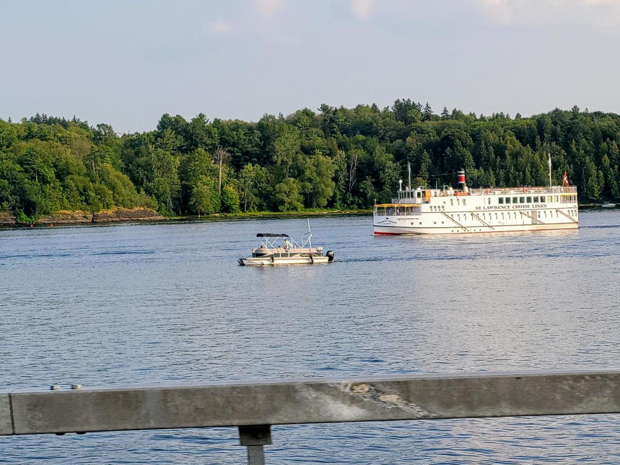 Kokomo Inn Bed And Breakfast Ottawa-Gatineau'S Only Tropical Riverfront B&B On The National Capital Cycling Pathway Route Verte #1 - For Adults Only - Chambre D'Hotes Tropical Aux Berges Des Outaouais Bnb #17542O Dış mekan fotoğraf