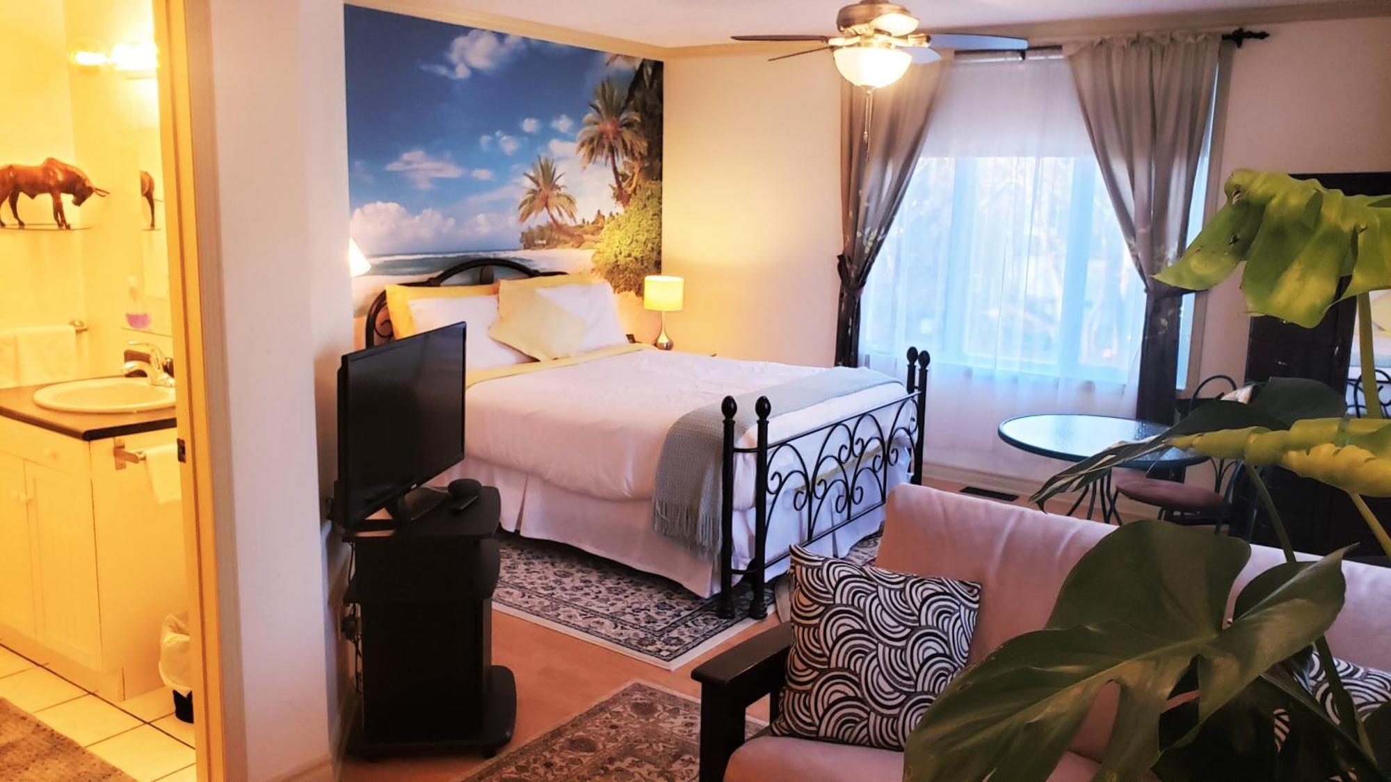 Kokomo Inn Bed And Breakfast Ottawa-Gatineau'S Only Tropical Riverfront B&B On The National Capital Cycling Pathway Route Verte #1 - For Adults Only - Chambre D'Hotes Tropical Aux Berges Des Outaouais Bnb #17542O Dış mekan fotoğraf