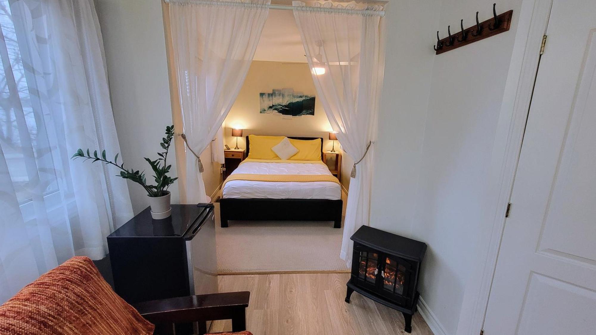 Kokomo Inn Bed And Breakfast Ottawa-Gatineau'S Only Tropical Riverfront B&B On The National Capital Cycling Pathway Route Verte #1 - For Adults Only - Chambre D'Hotes Tropical Aux Berges Des Outaouais Bnb #17542O Dış mekan fotoğraf