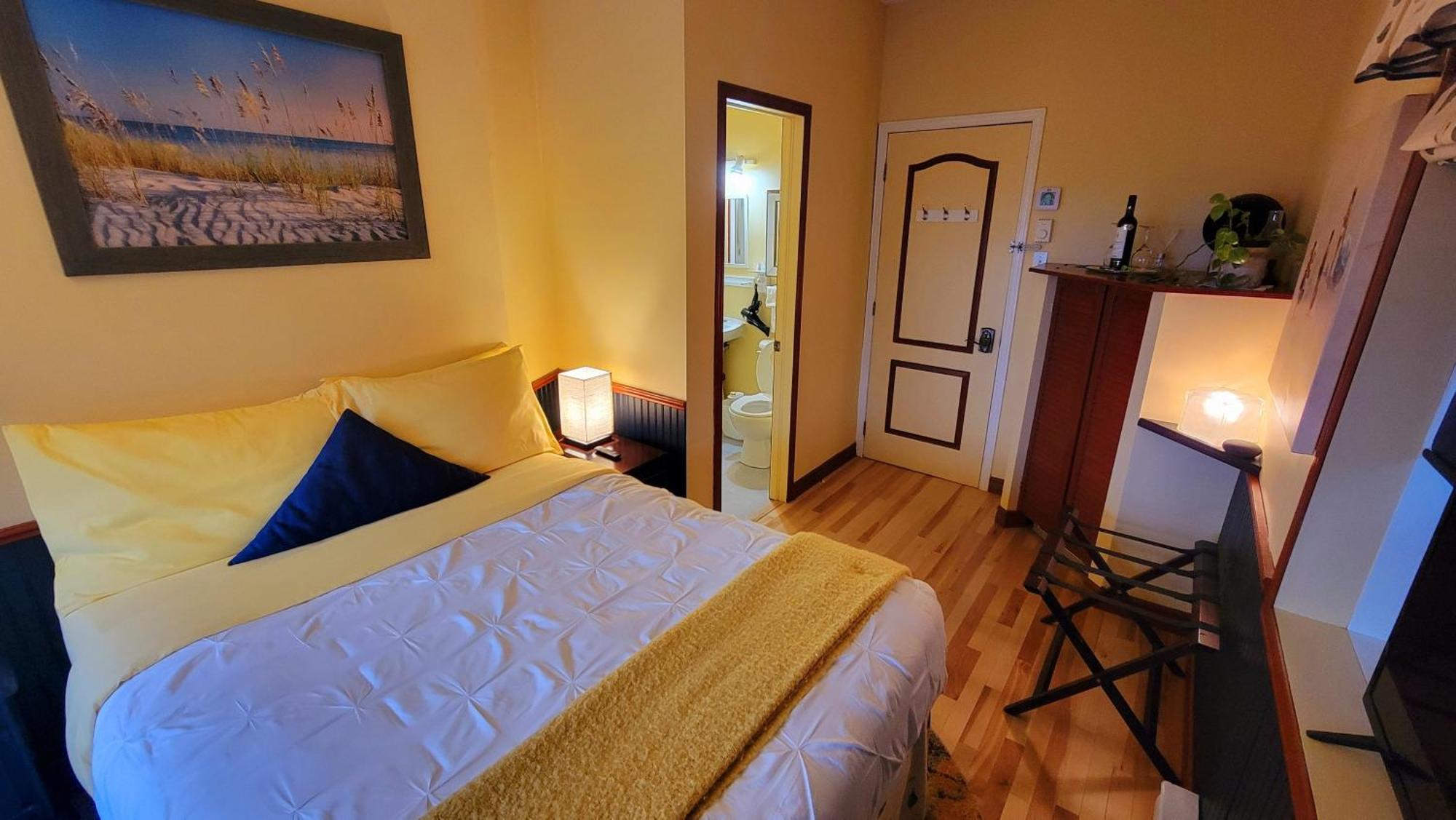 Kokomo Inn Bed And Breakfast Ottawa-Gatineau'S Only Tropical Riverfront B&B On The National Capital Cycling Pathway Route Verte #1 - For Adults Only - Chambre D'Hotes Tropical Aux Berges Des Outaouais Bnb #17542O Dış mekan fotoğraf