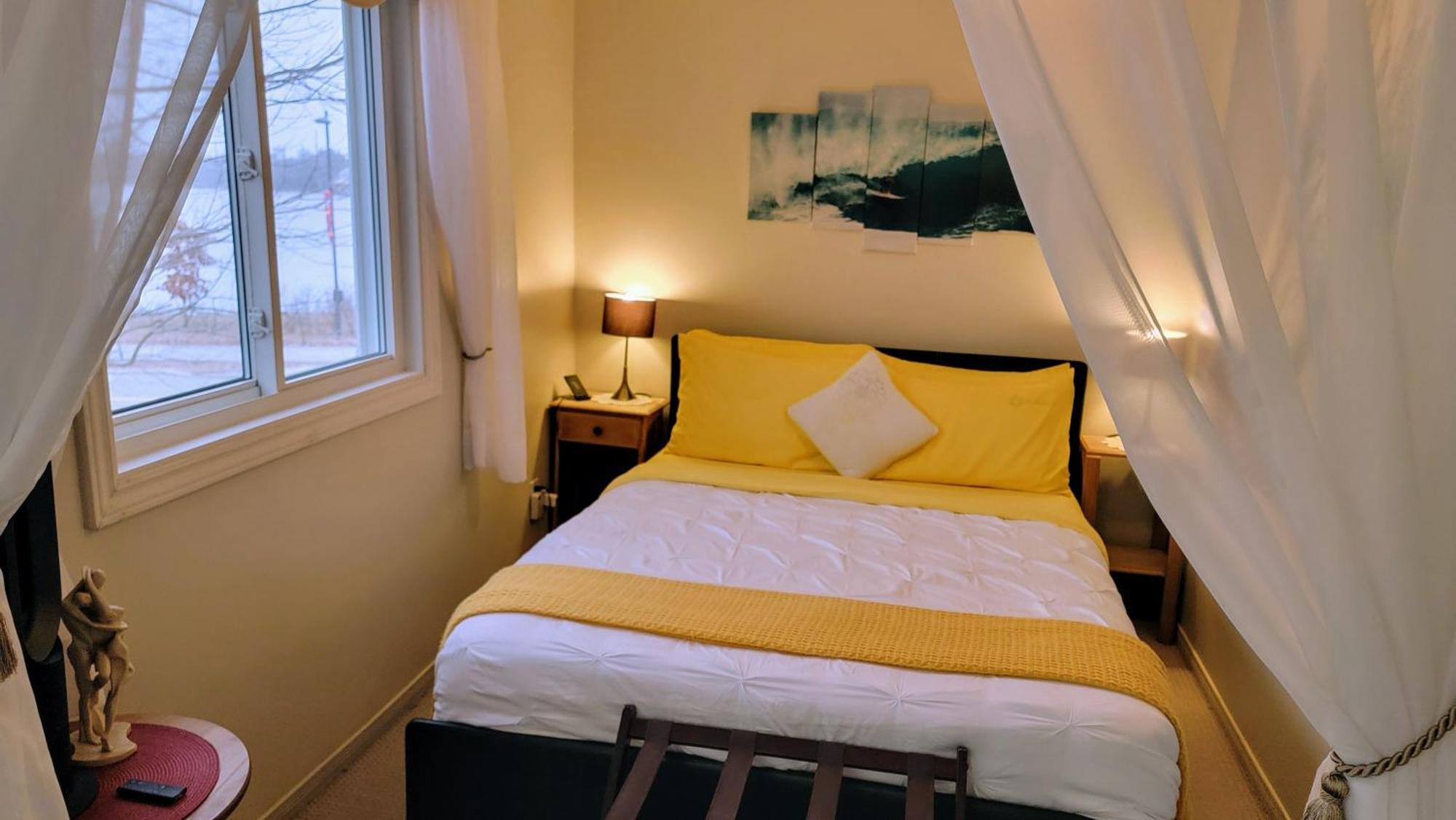 Kokomo Inn Bed And Breakfast Ottawa-Gatineau'S Only Tropical Riverfront B&B On The National Capital Cycling Pathway Route Verte #1 - For Adults Only - Chambre D'Hotes Tropical Aux Berges Des Outaouais Bnb #17542O Dış mekan fotoğraf