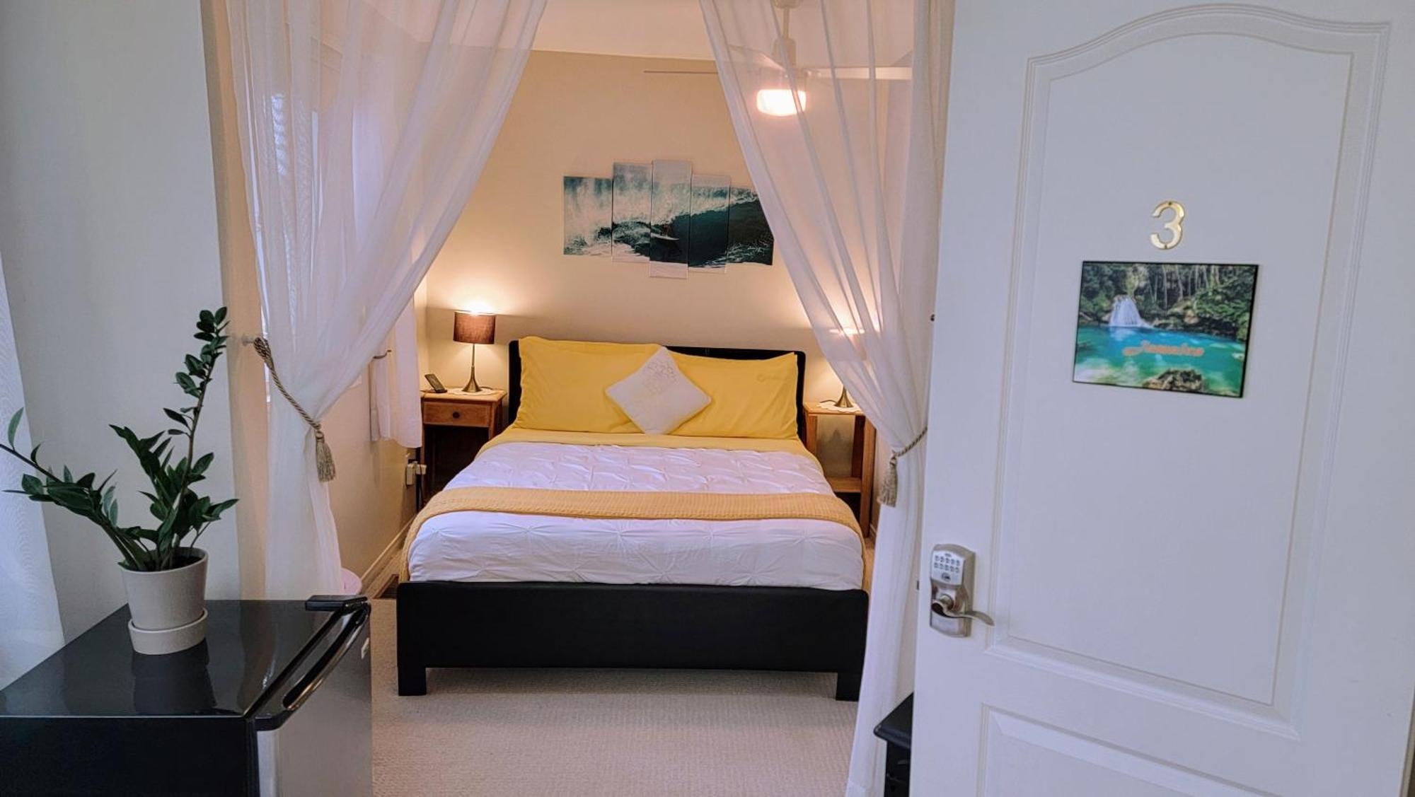 Kokomo Inn Bed And Breakfast Ottawa-Gatineau'S Only Tropical Riverfront B&B On The National Capital Cycling Pathway Route Verte #1 - For Adults Only - Chambre D'Hotes Tropical Aux Berges Des Outaouais Bnb #17542O Dış mekan fotoğraf