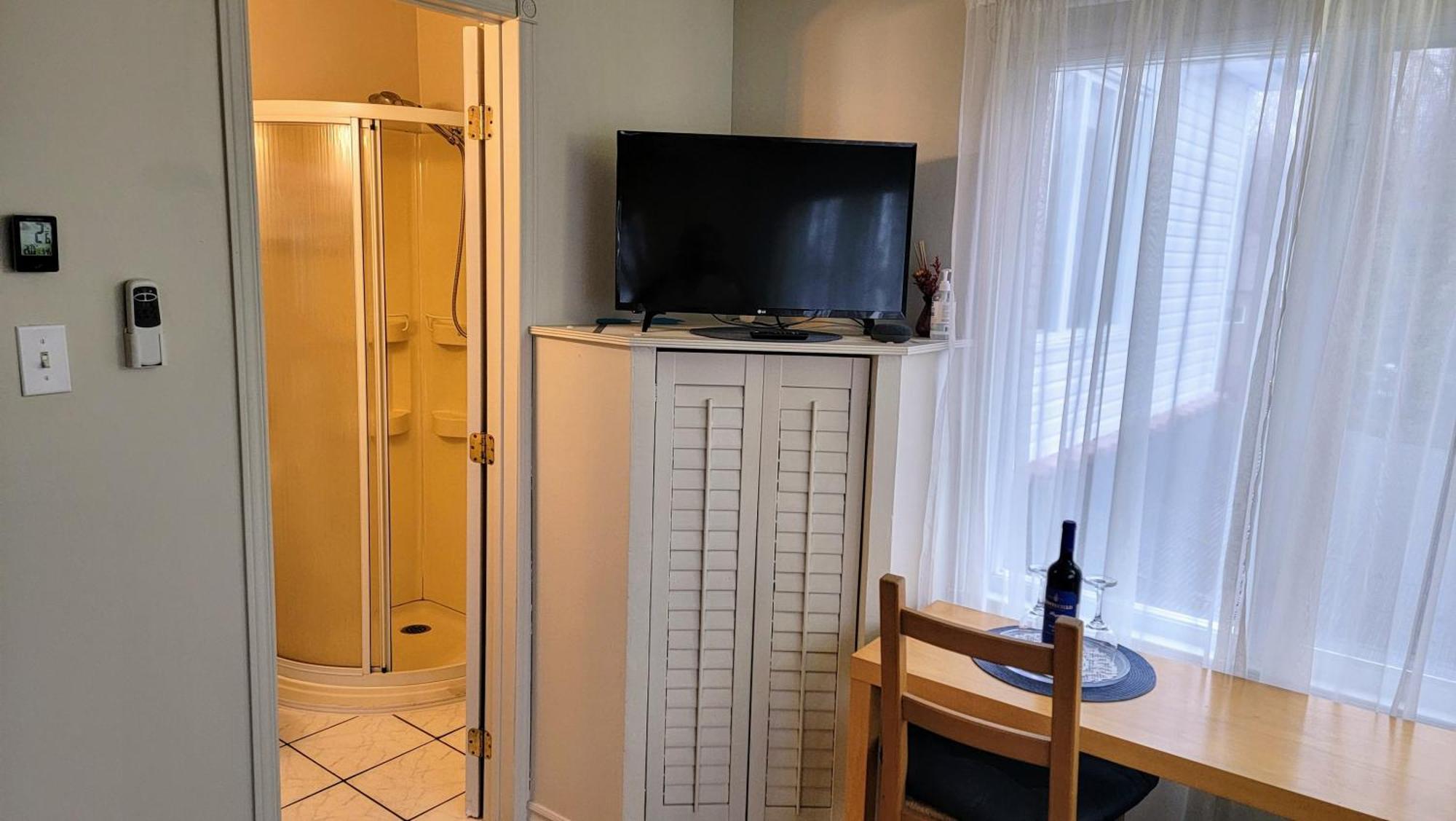 Kokomo Inn Bed And Breakfast Ottawa-Gatineau'S Only Tropical Riverfront B&B On The National Capital Cycling Pathway Route Verte #1 - For Adults Only - Chambre D'Hotes Tropical Aux Berges Des Outaouais Bnb #17542O Dış mekan fotoğraf
