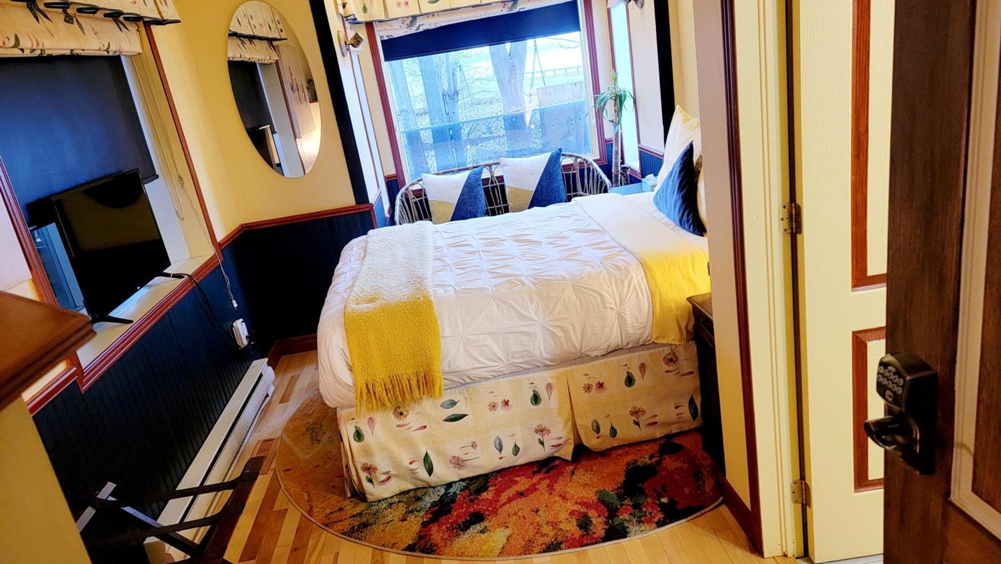 Kokomo Inn Bed And Breakfast Ottawa-Gatineau'S Only Tropical Riverfront B&B On The National Capital Cycling Pathway Route Verte #1 - For Adults Only - Chambre D'Hotes Tropical Aux Berges Des Outaouais Bnb #17542O Dış mekan fotoğraf
