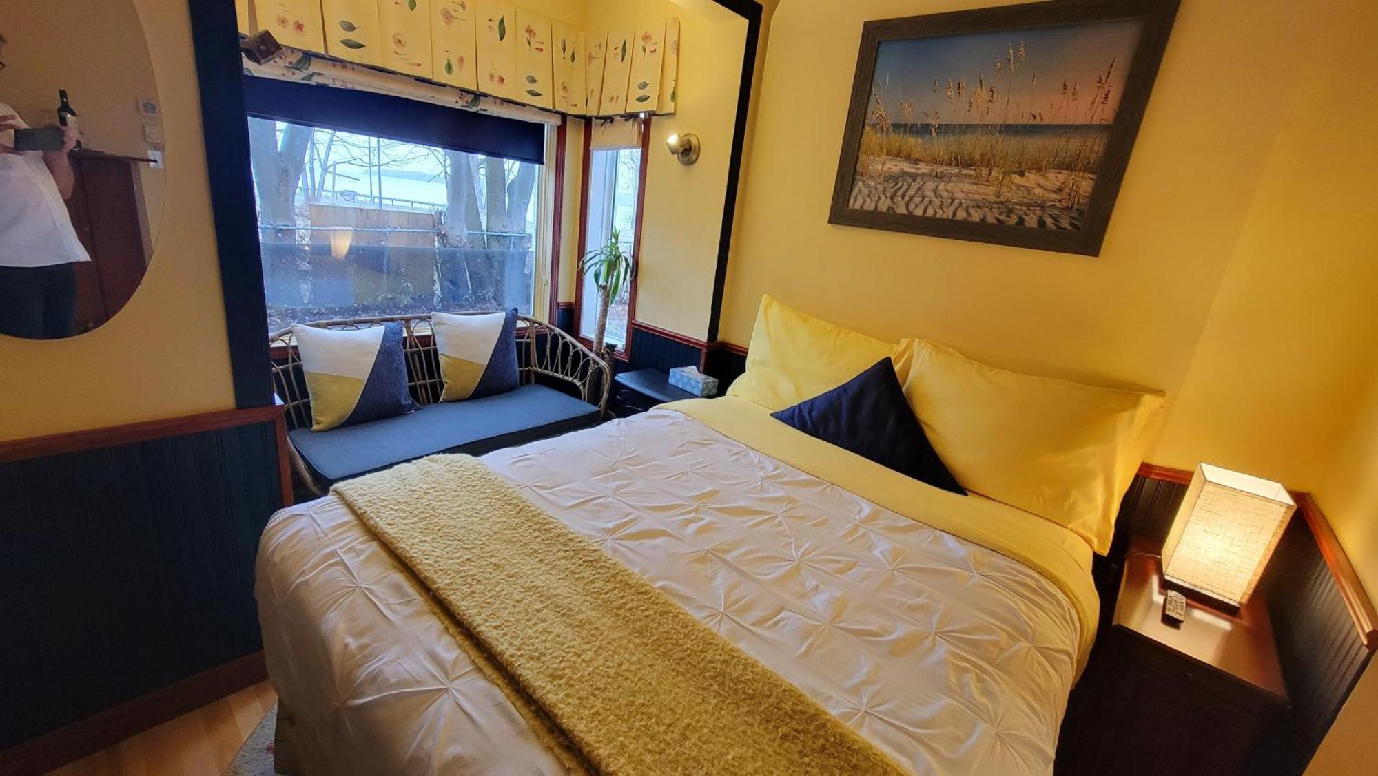 Kokomo Inn Bed And Breakfast Ottawa-Gatineau'S Only Tropical Riverfront B&B On The National Capital Cycling Pathway Route Verte #1 - For Adults Only - Chambre D'Hotes Tropical Aux Berges Des Outaouais Bnb #17542O Oda fotoğraf