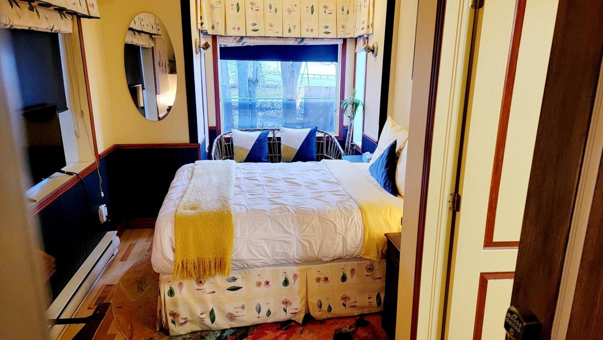 Kokomo Inn Bed And Breakfast Ottawa-Gatineau'S Only Tropical Riverfront B&B On The National Capital Cycling Pathway Route Verte #1 - For Adults Only - Chambre D'Hotes Tropical Aux Berges Des Outaouais Bnb #17542O Oda fotoğraf